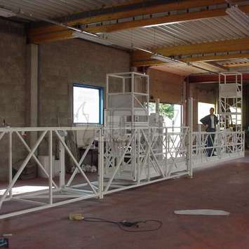 Mobiele aluminium werkplatform met een horizontale telescopische uitbreiding in onze productieworkshop. Mobiele aluminium werkplatform met een horizontale telescopische uitbreiding - Building Maintenance Unit